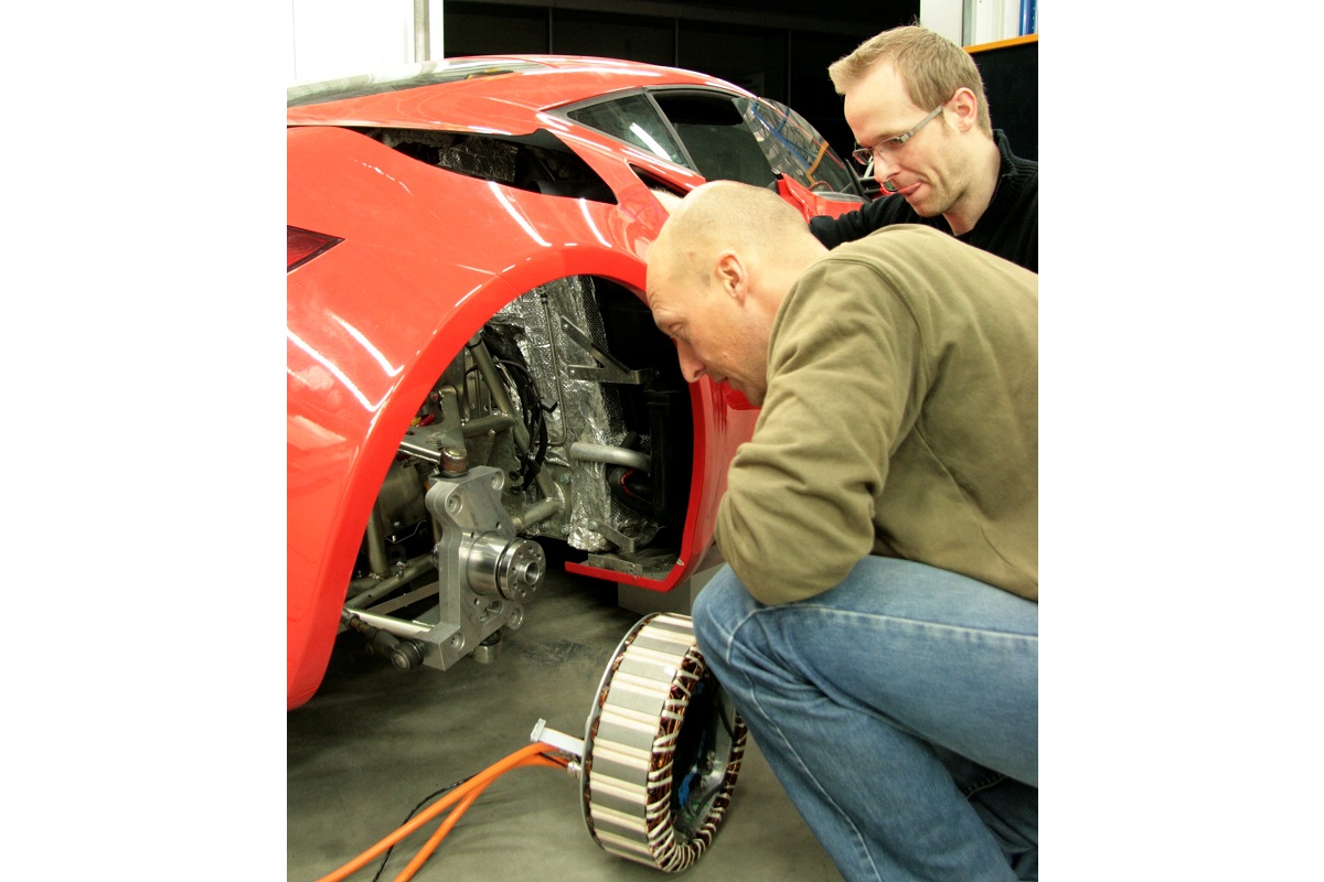 Fraunhofer Wissenschaftler bei der Montage eines Radnabenmotors